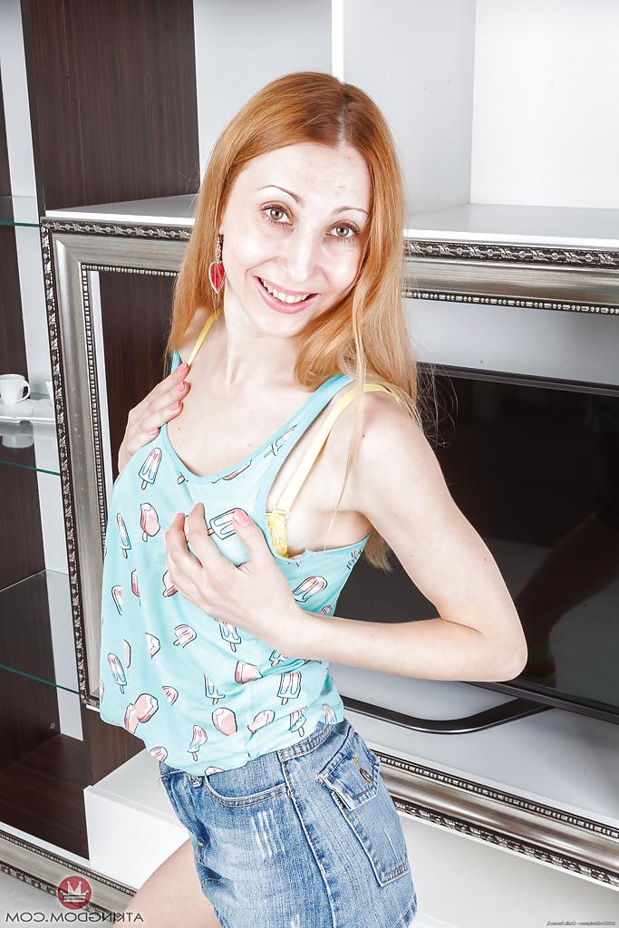 16P Kler magro e maduro posando totalmente vestido com minissaia jeans e meias