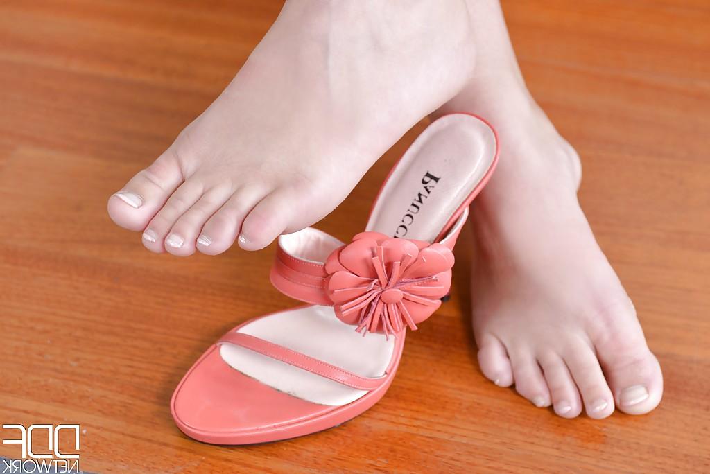 16P Wendy Moon, beauté brune aux longues jambes, exhibe de jolis pieds et un vagin percé.