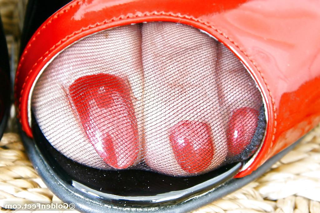 16P Mujer británica adornada con nailon Lady Sarah masturbándose el coño maduro con un vibrador