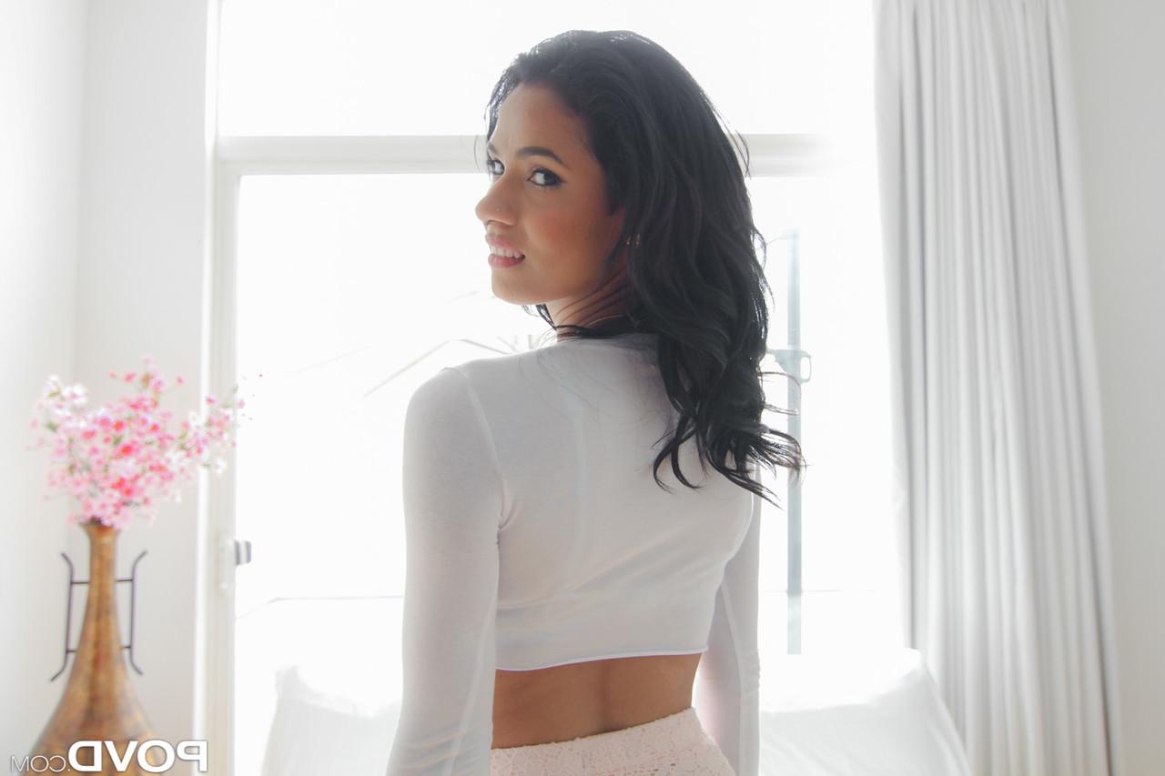 20P Latina americana de cuerpo delgado Karmen Bella follada en POV