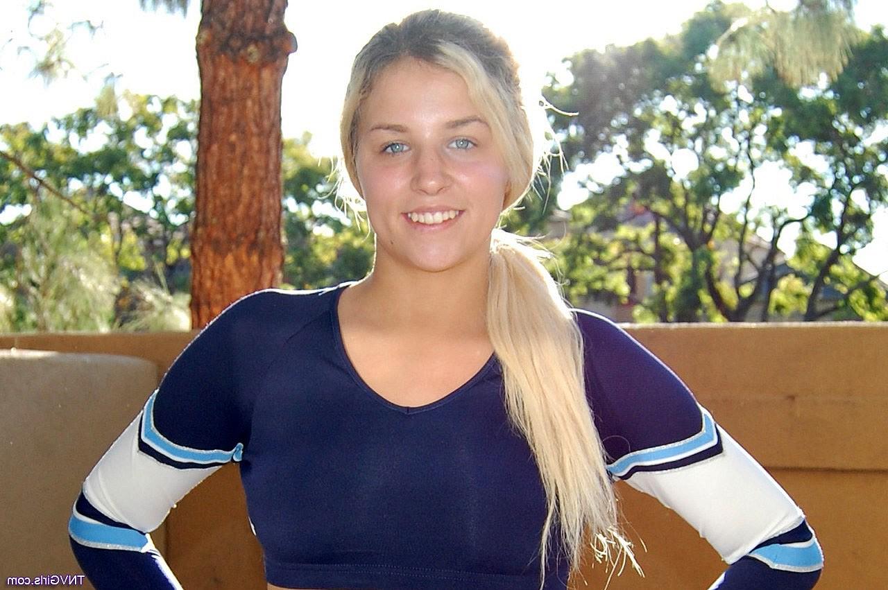 20P Linda estudante mostra sua bunda gostosa e sua boceta careca ao ar livre