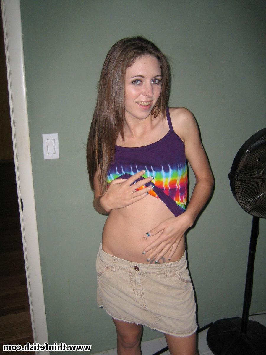16P Skinny girl gets naked while taking selfies in a mirror