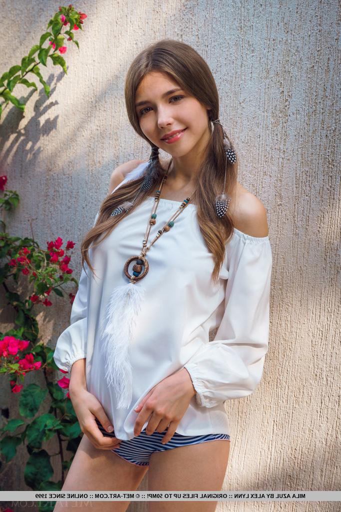 18P A jovem Euro Mila Azul fica nua com o cabelo preso em tranças