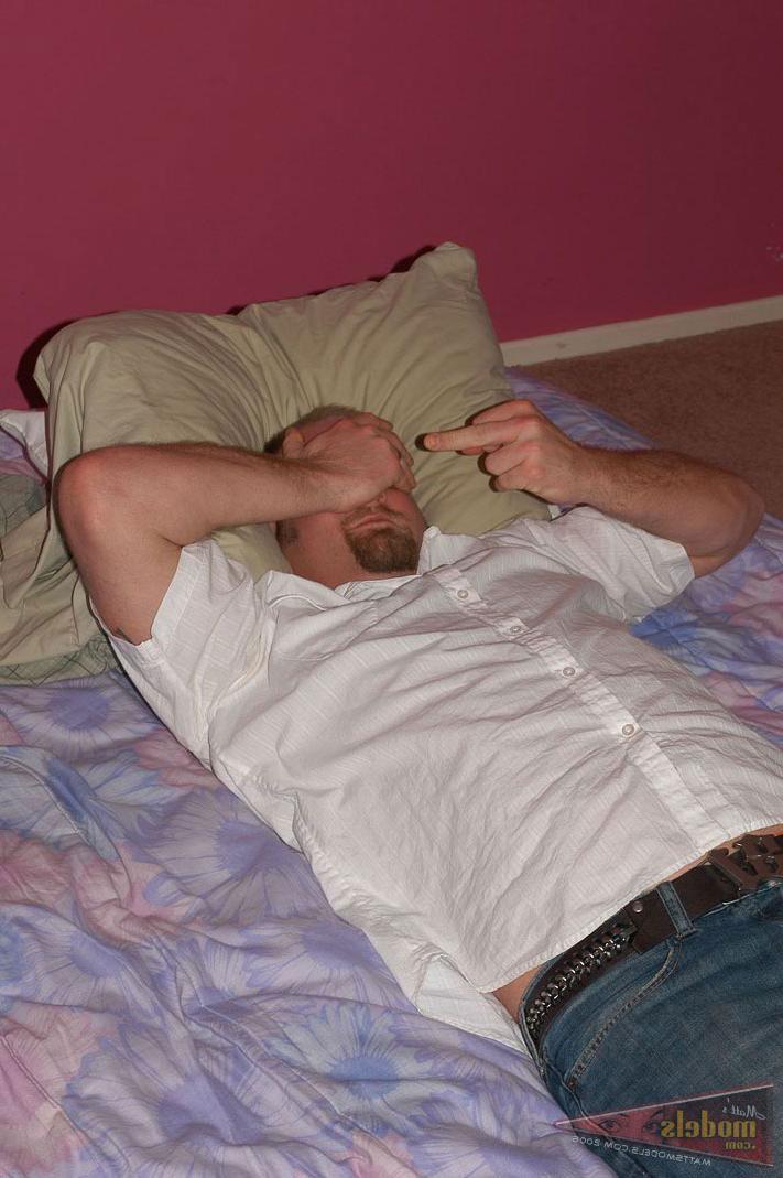16P A modelo amadora Kara mostra seus peitos pequenos para um homem adormecido