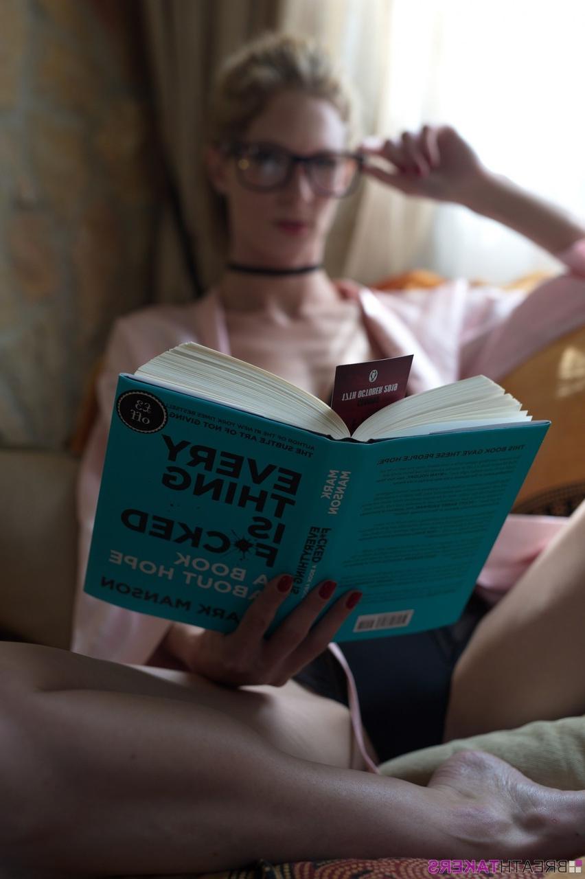 12P La modelo glamorosa Rebecca Leah se desnuda después de leer un libro con una gargantilla