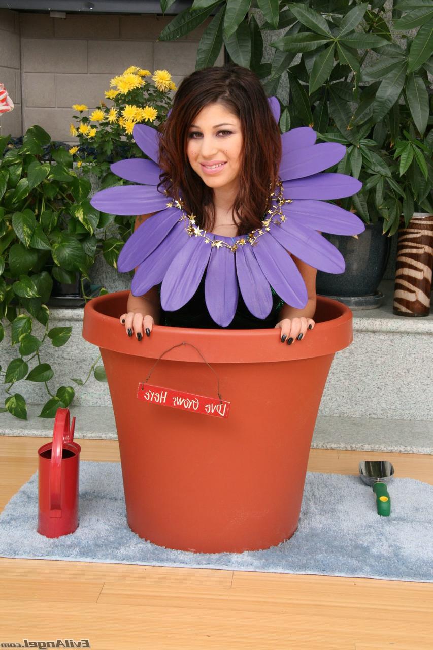 17P Ein Mädchen vom Land mit süßen Titten leckt den Analspalt einer hübschen Blume in einem Cosplay-Dreier
