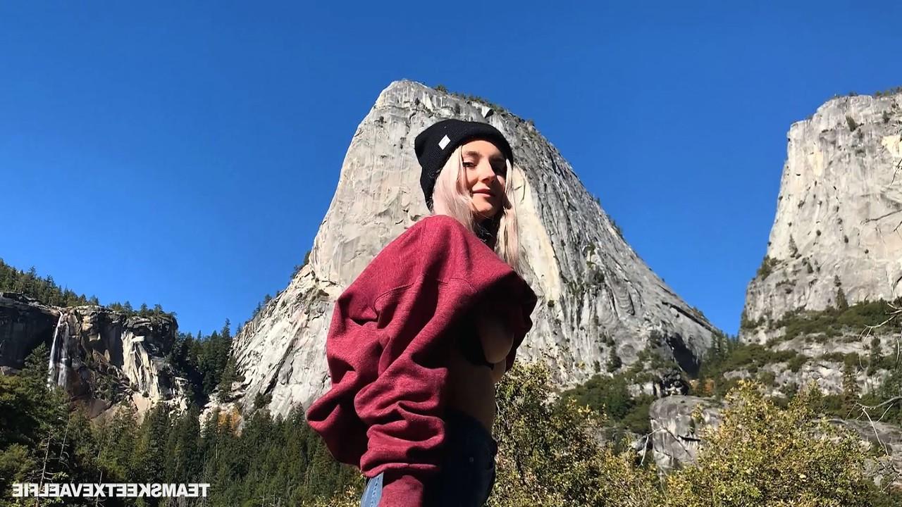 20P A loira sexy Eva Elfie faz um tratamento facial enquanto faz um boquete POV ao ar livre