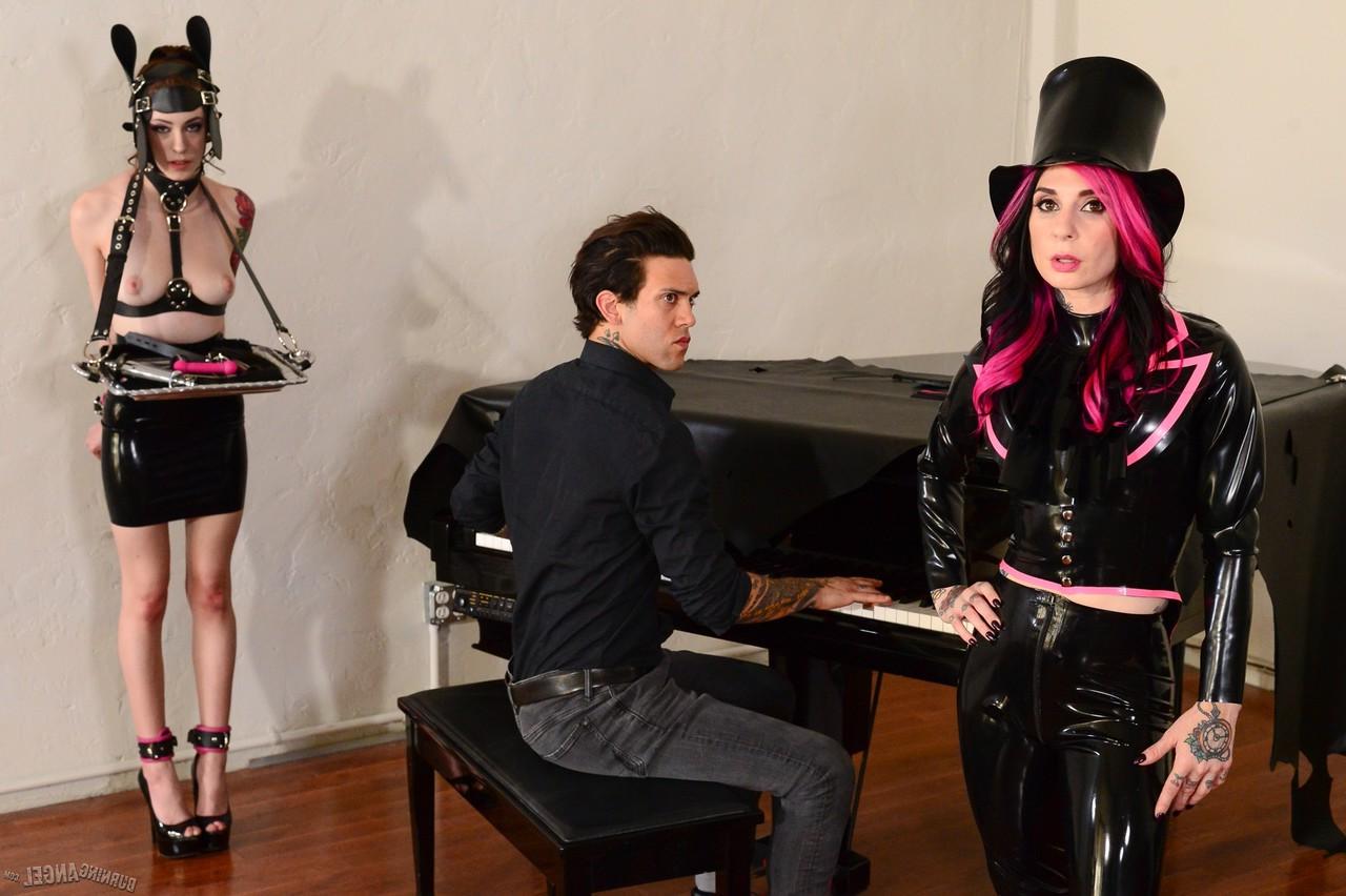 17P A amante com tinta Joanna Angel treina a mascote sexual Anna de Ville em um trio FFM selvagem