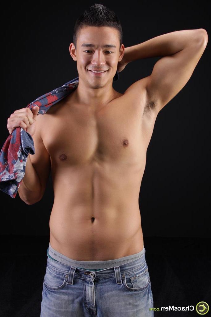 20P Kieron gay asiático mostra seu corpo e agarra seu pau para uma masturbação solo