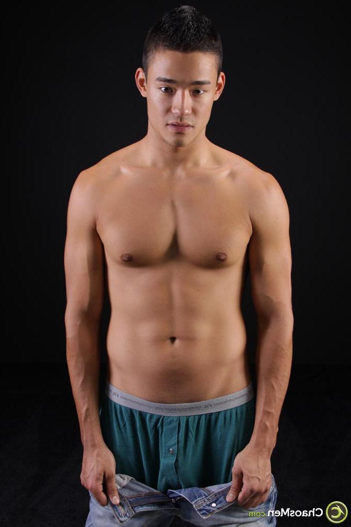 20P Kieron gay asiático mostra seu corpo e agarra seu pau para uma masturbação solo