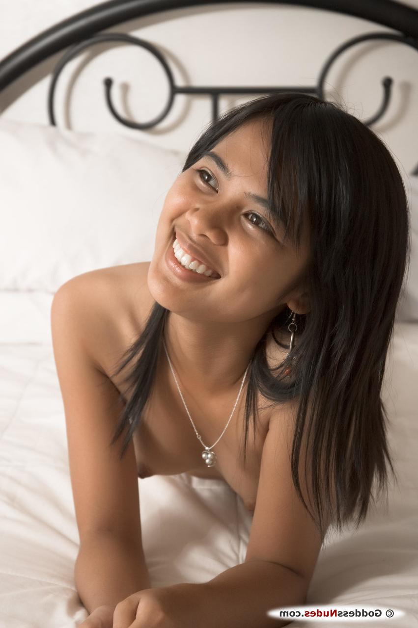 20P 美しい美女フェルナがベッドの上で魅力的なパイパンマンコを間近で見せつける
