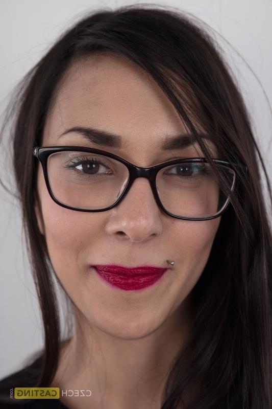 19P Lada alta amateur se quita la ropa para quedarse desnuda con las gafas puestas