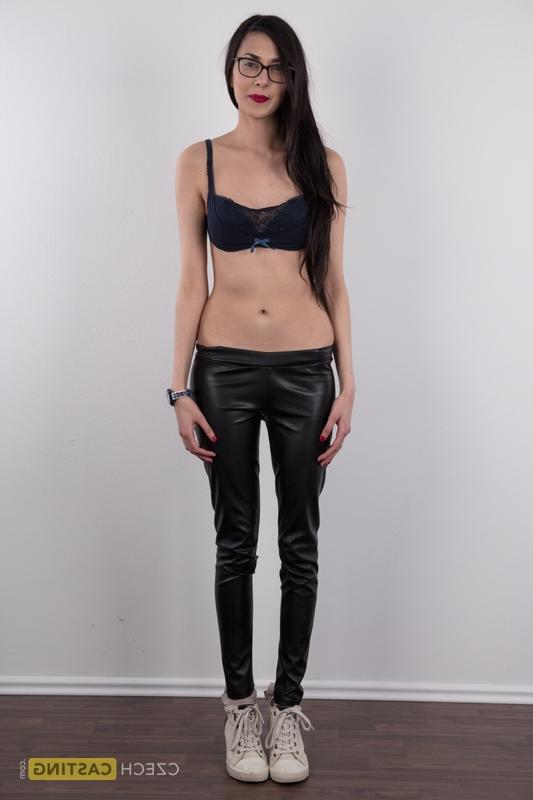19P Lada alta amateur se quita la ropa para quedarse desnuda con las gafas puestas