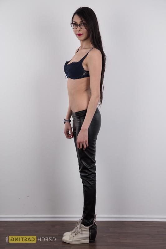 19P Lada alta amateur se quita la ropa para quedarse desnuda con las gafas puestas