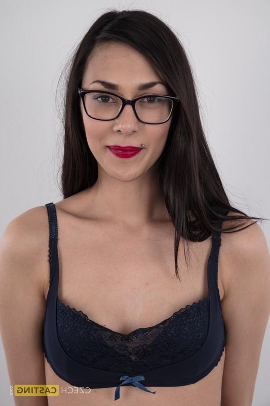 19P Lada alta amateur se quita la ropa para quedarse desnuda con las gafas puestas