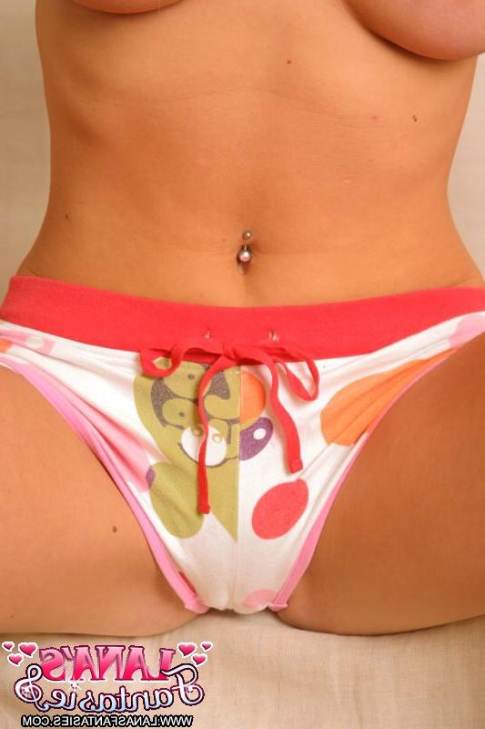15P Linda adolescente loira descobre seus belos seios enquanto usa shorts fofos