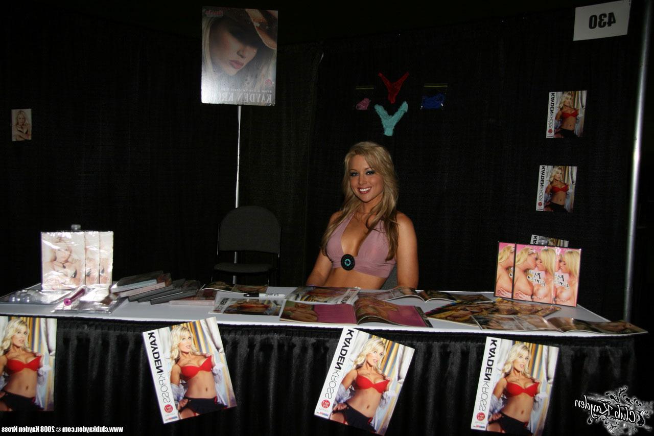 20P A glamorosa estrela pornográfica Kayden Kross posa com saia curta, salto alto e top