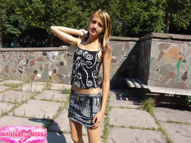 10P Novinha magrinha de saia curta tira a calcinha para passear no sol