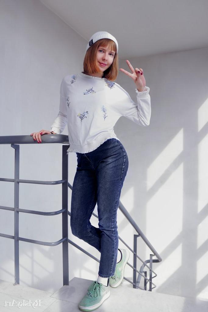 16P Young looking girl Dream sports red lips while getting undressed