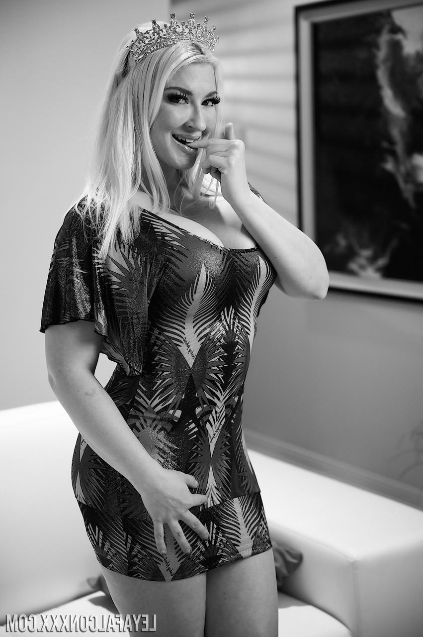 20P Die blonde Pornostar-Königin Leya Falcon entblößt ihre großen Titten und spielt mit einem Spielzeug