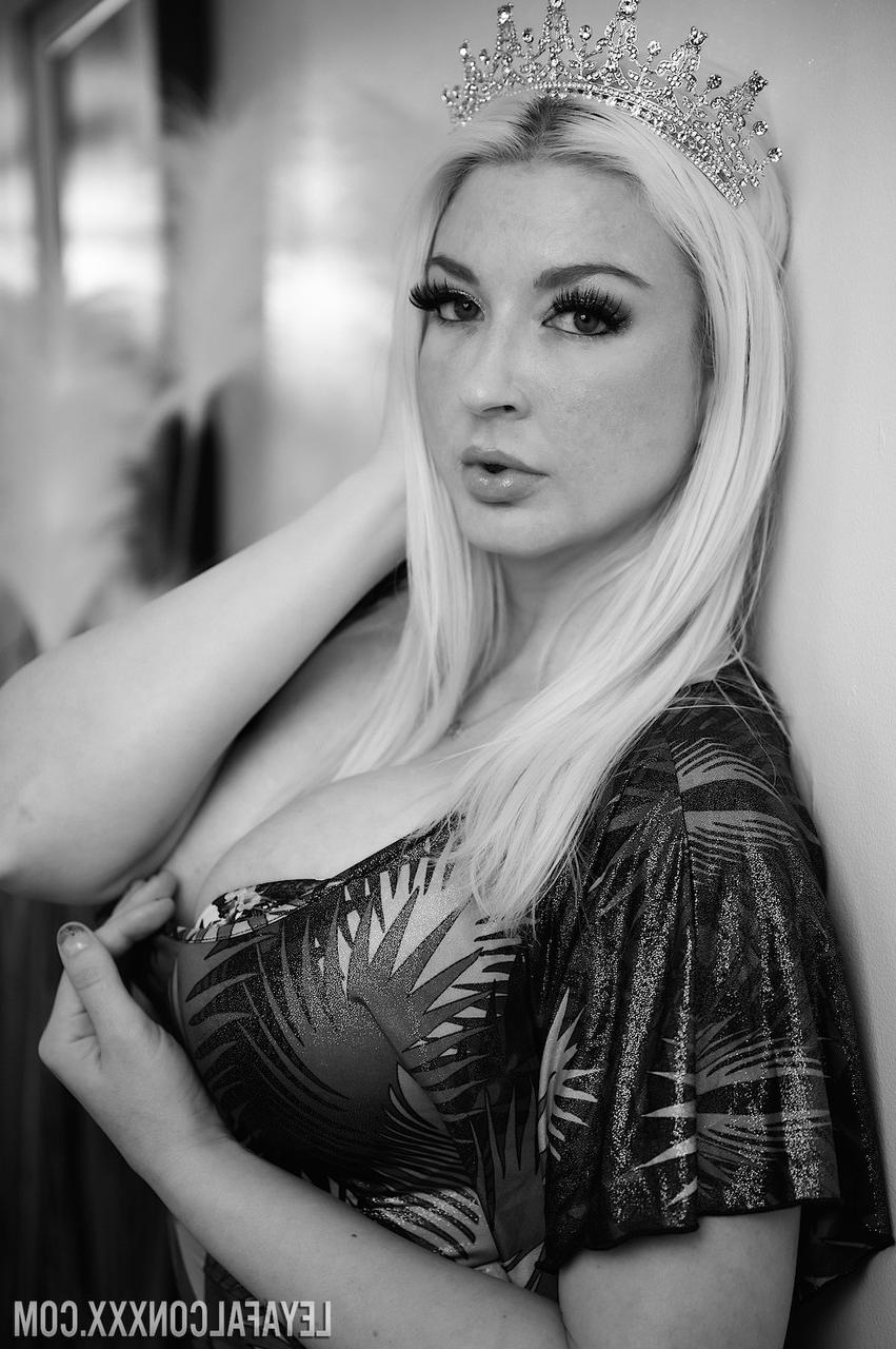 20P Die blonde Pornostar-Königin Leya Falcon entblößt ihre großen Titten und spielt mit einem Spielzeug
