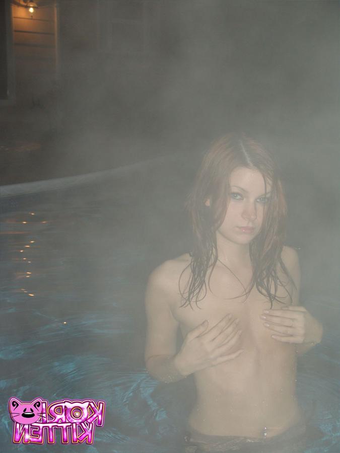12P A ruiva sexy Korina Bliss tira a parte superior do biquíni à noite em uma piscina