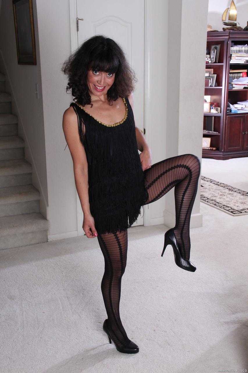 20P Die wilde Amateur-Hausfrau Echo zeigt ihre heiße Muschi in einem sexy Bodystocking