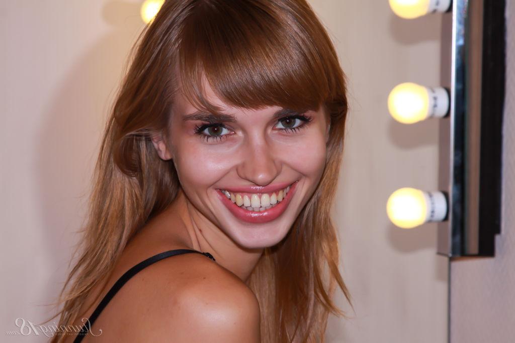16P Natalia G, de 18 anos, revela seus peitos e bunda durante uma apresentação solo