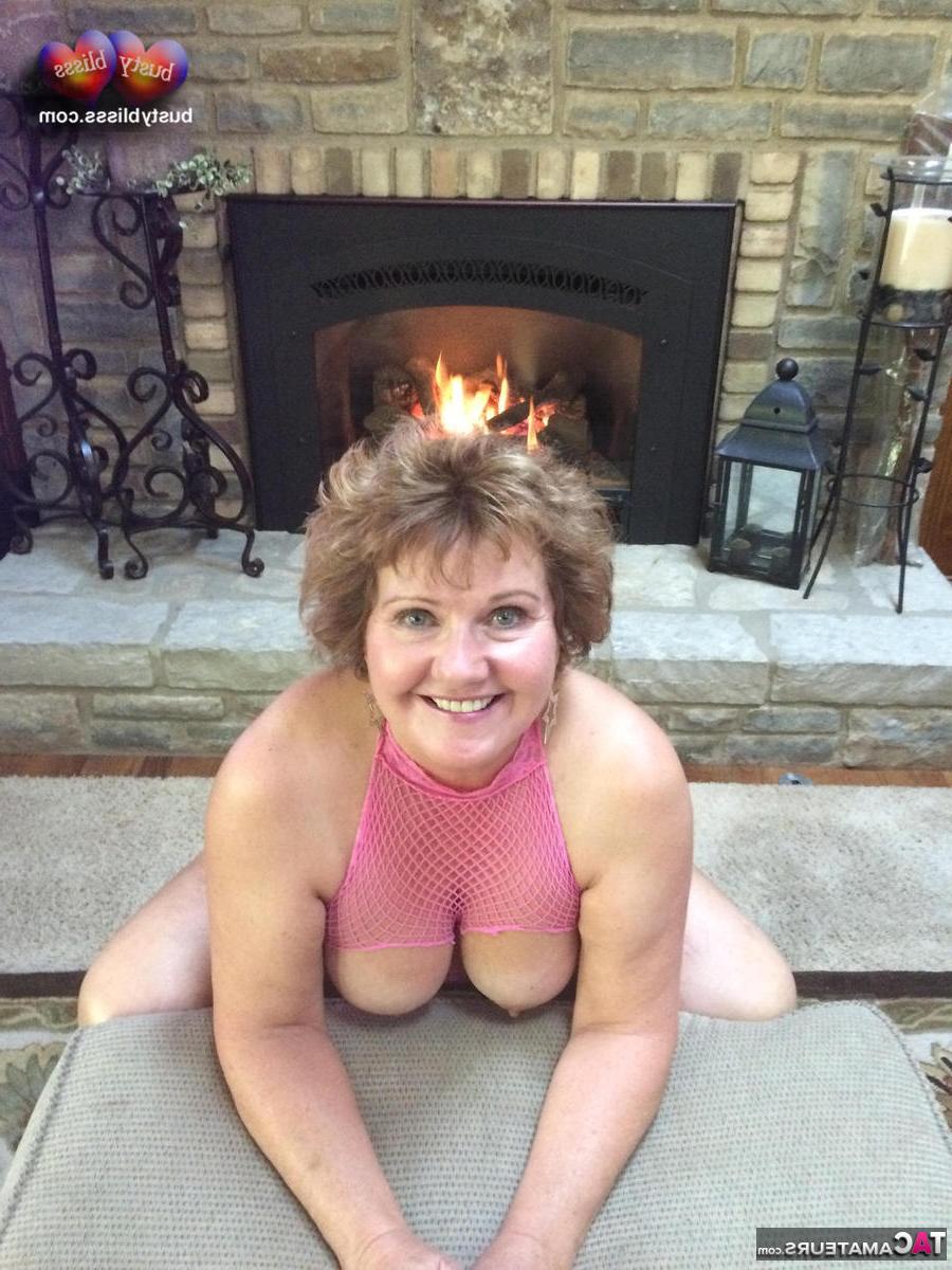 16P Madura Busty Bliss enseña sus tetas naturales delante de una chimenea