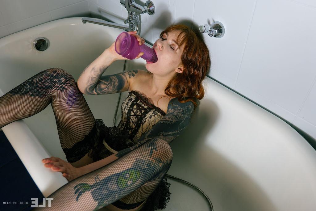 16P A ruiva com tinta Cherr consola sua buceta em uma banheira enquanto usa lingerie e meias