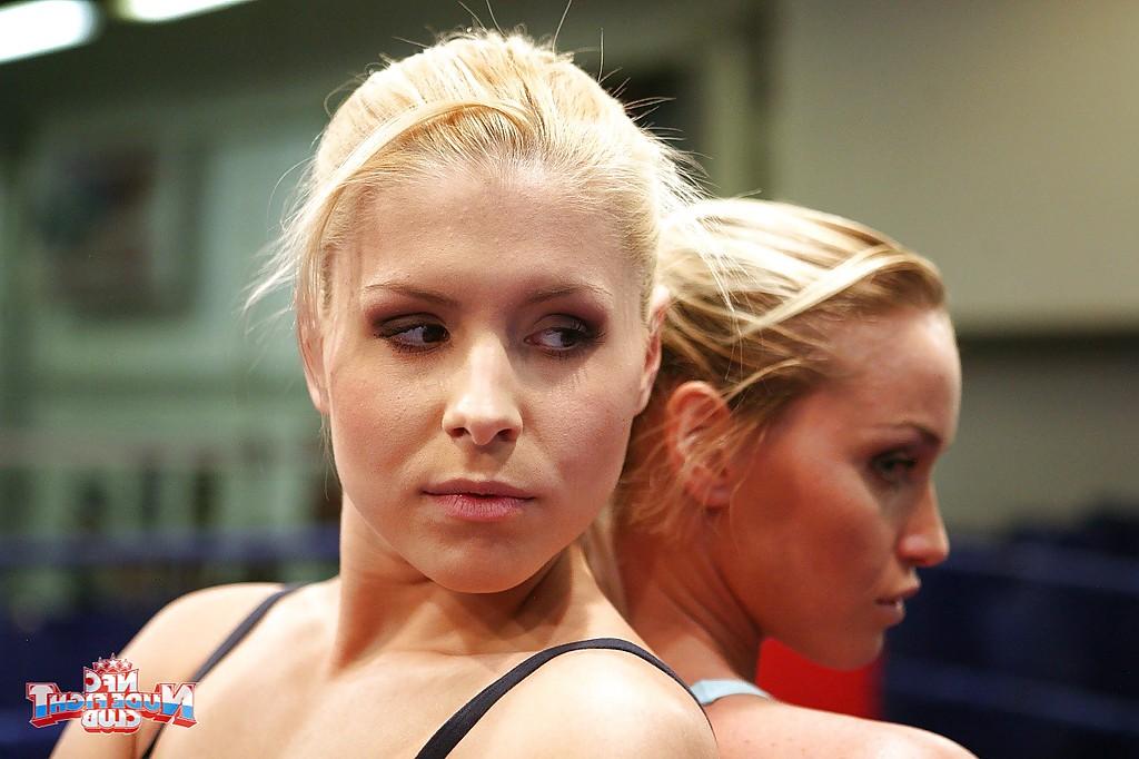 16P Un combat sauvage de jolies filles sportives se termine par un léchage de chatte