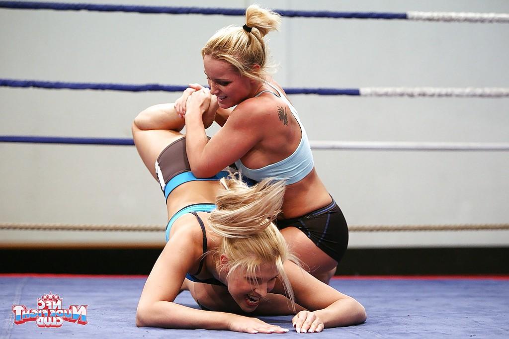 16P Un combat sauvage de jolies filles sportives se termine par un léchage de chatte