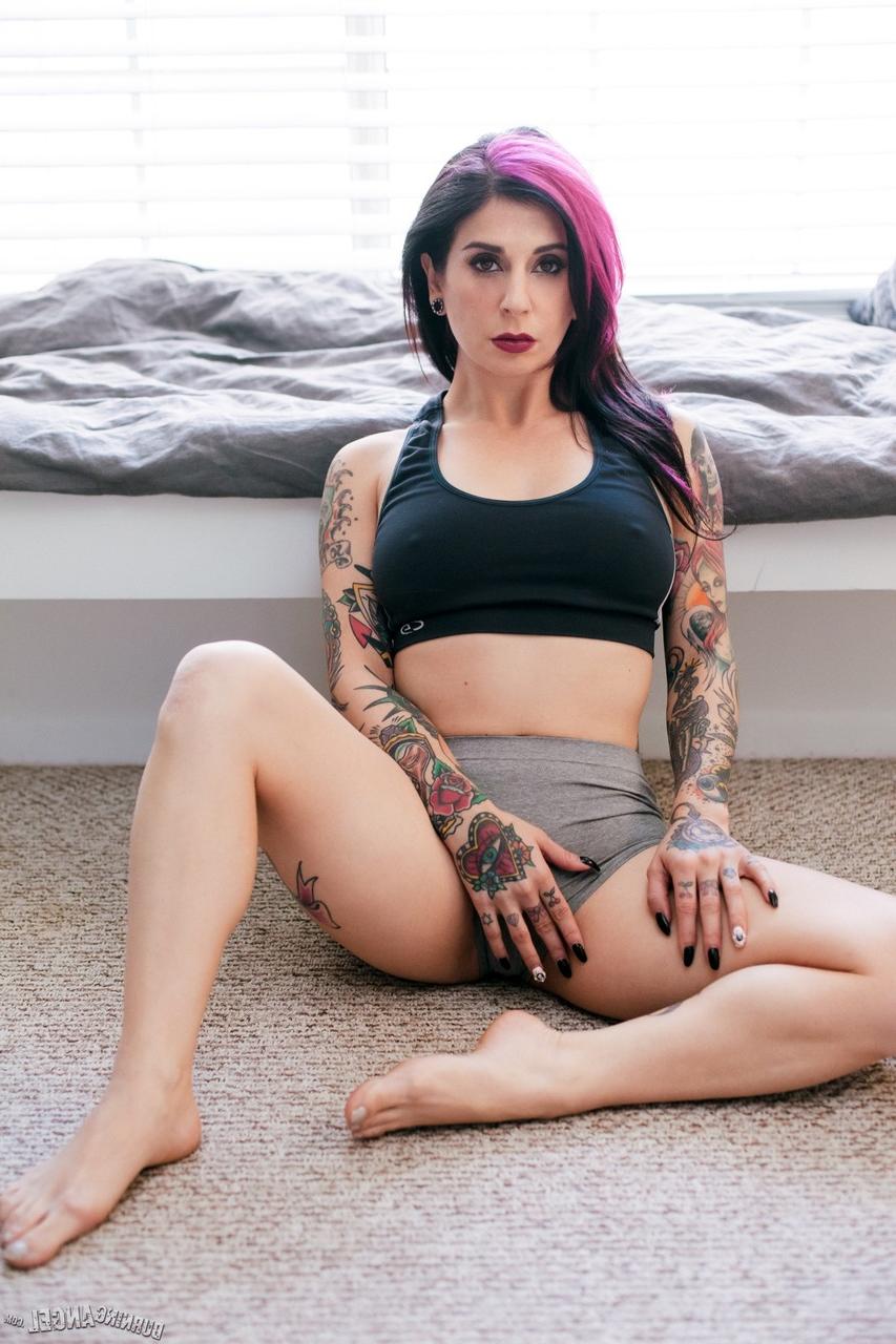 17P Mulher tatuada madura e em forma nunca perderá seu charme, mas até fará os caras gozarem