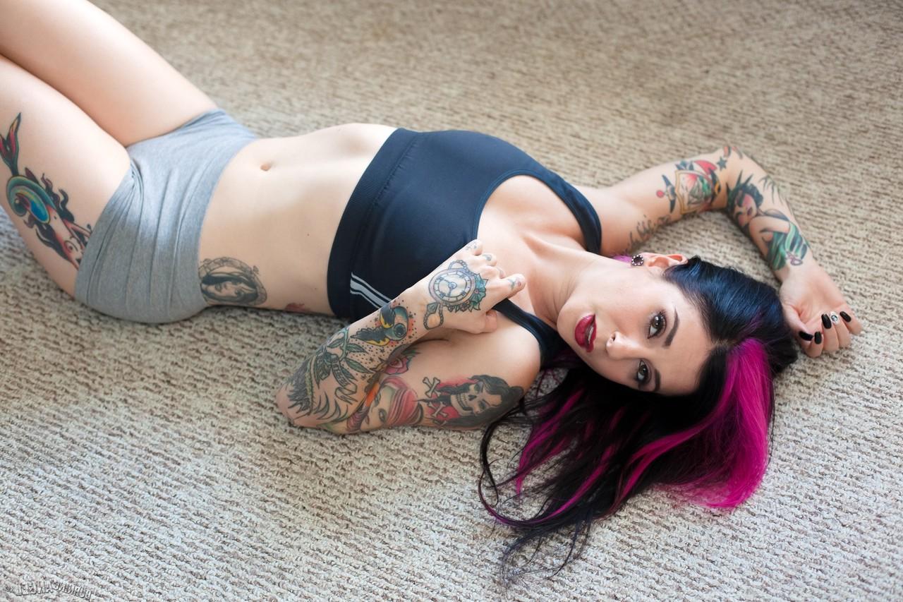 17P Mulher tatuada madura e em forma nunca perderá seu charme, mas até fará os caras gozarem