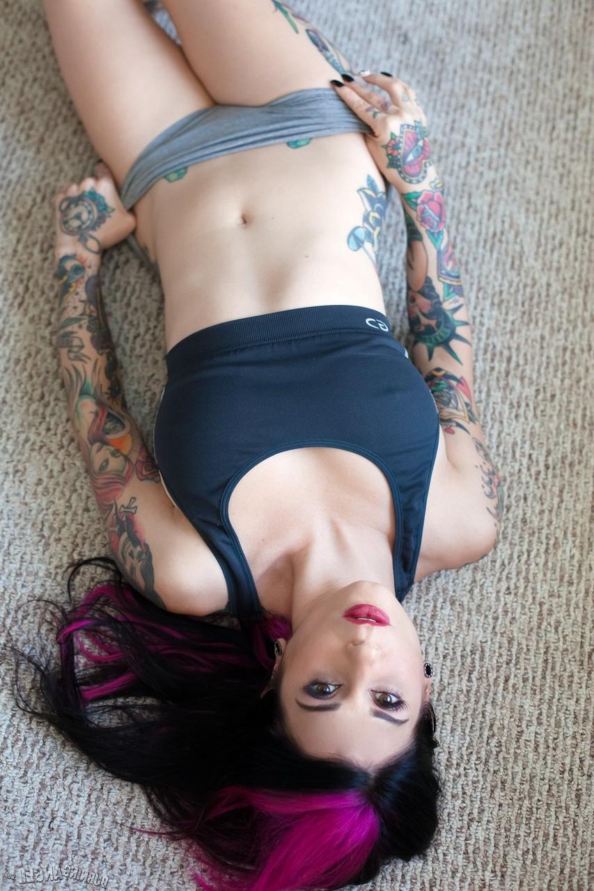 17P Mulher tatuada madura e em forma nunca perderá seu charme, mas até fará os caras gozarem