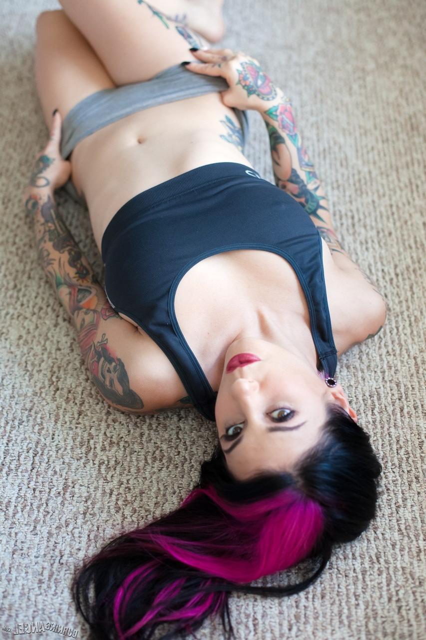 17P Mulher tatuada madura e em forma nunca perderá seu charme, mas até fará os caras gozarem