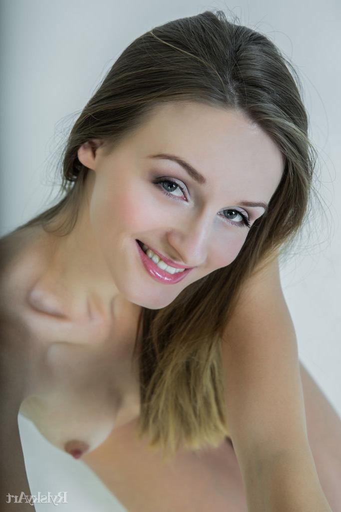 16P Long legged young girl Vittoria Amada models totally naked in a confident way