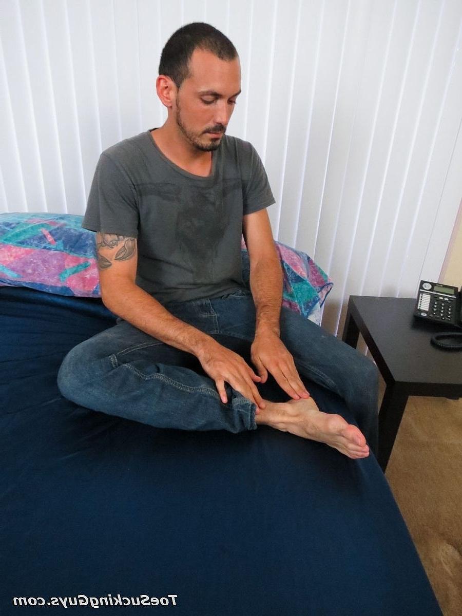 20P Der versaute Kerl Geo Reigns lutscht an seinen Zehen und holt sich auf einem Bett einen runter