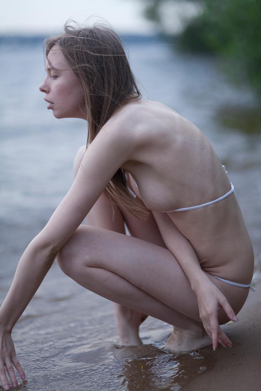 14P Petite adolescente mostra seus peitos minúsculos enquanto brinca de biquíni na praia