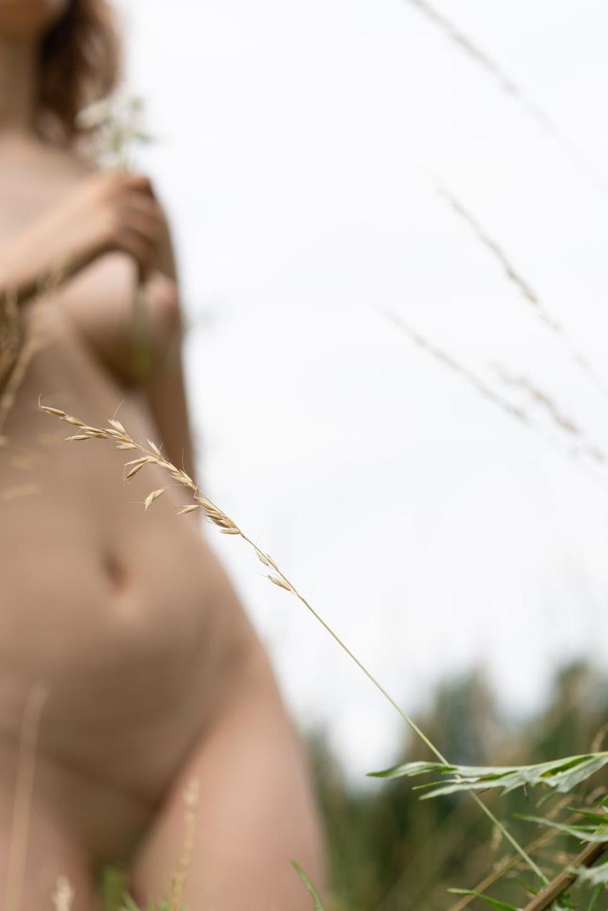 20P Nena traviesa muestra sus hermosas tetas mientras está completamente desnuda al aire libre