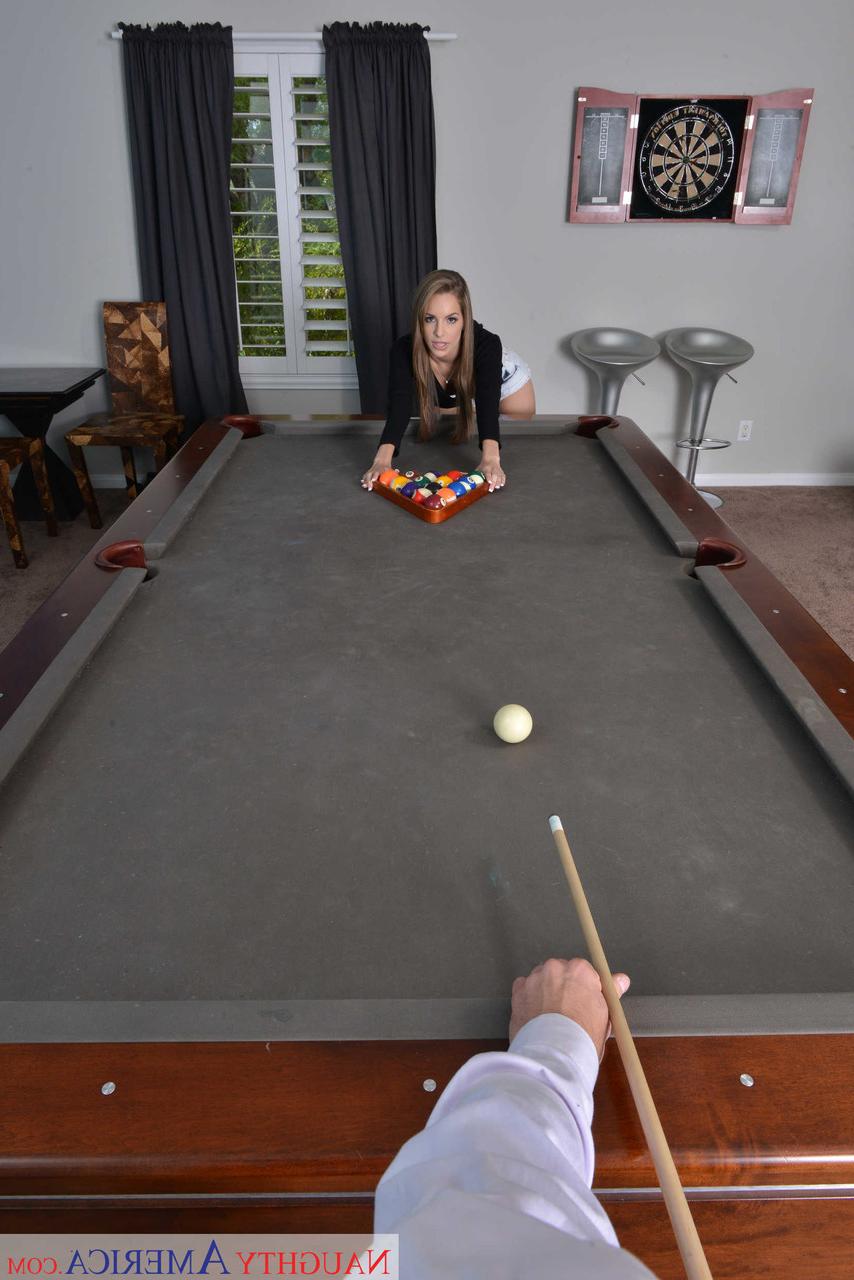 18P A estrela pornô Kimmy Granger joga sinuca antes de fazer um boquete no ponto de vista
