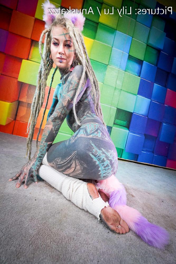 16P Anuskatzz, une fille fortement tatouée, joue avec son trou du cul tout en portant des dreadlocks.