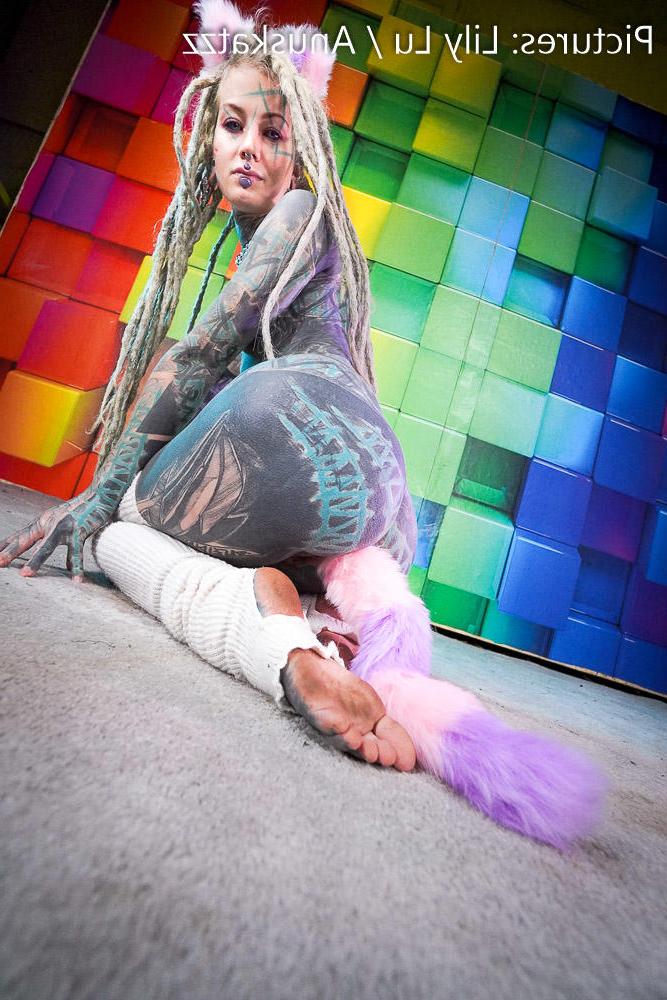 16P Anuskatzz, une fille fortement tatouée, joue avec son trou du cul tout en portant des dreadlocks.