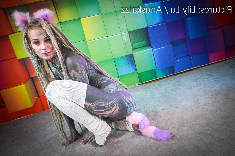 16P Anuskatzz, une fille fortement tatouée, joue avec son trou du cul tout en portant des dreadlocks.