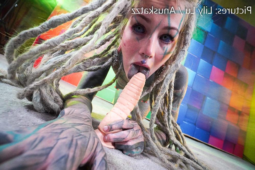 16P Anuskatzz, une fille fortement tatouée, joue avec son trou du cul tout en portant des dreadlocks.