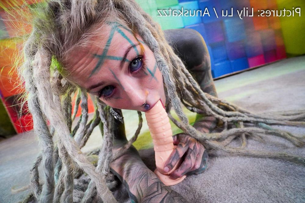 16P Anuskatzz, une fille fortement tatouée, joue avec son trou du cul tout en portant des dreadlocks.