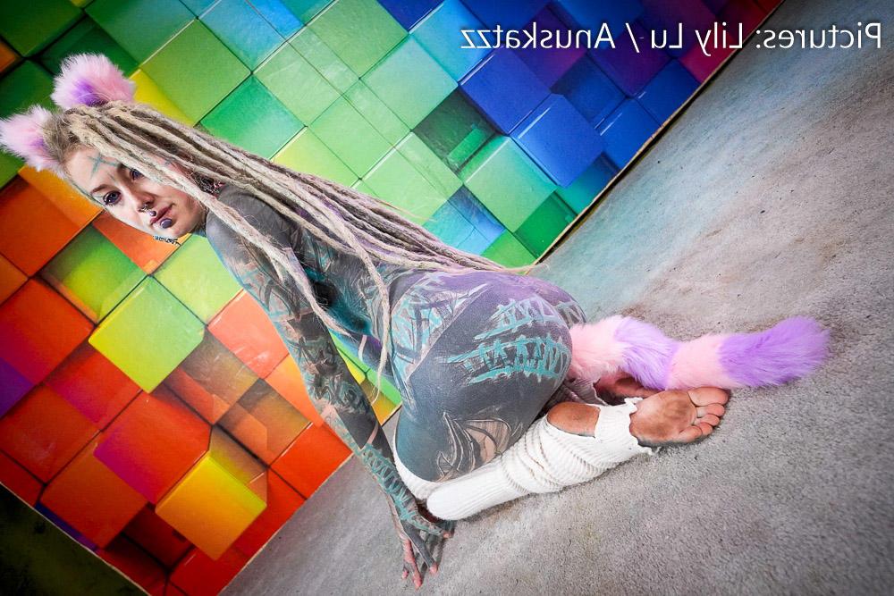 16P Anuskatzz, une fille fortement tatouée, joue avec son trou du cul tout en portant des dreadlocks.