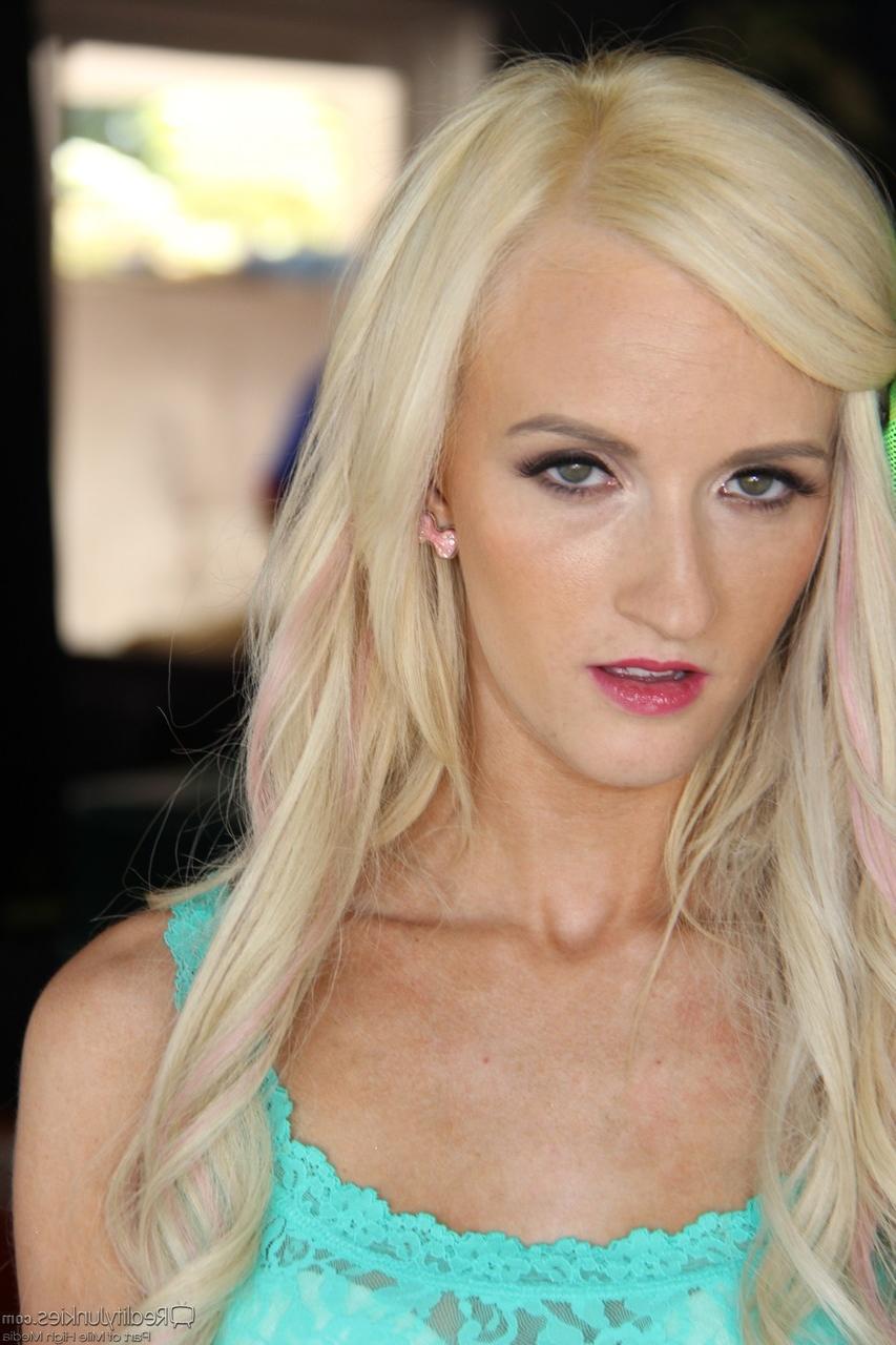 17P A adolescente loira magra Skylar Green tira a calcinha na porta da frente