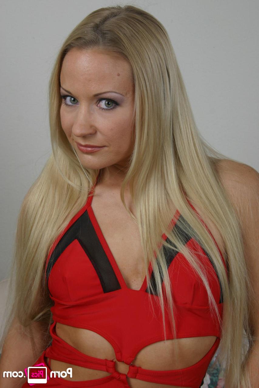20P La MILF rubia Joelean expone sus tetas naturales y su increíble gran botín