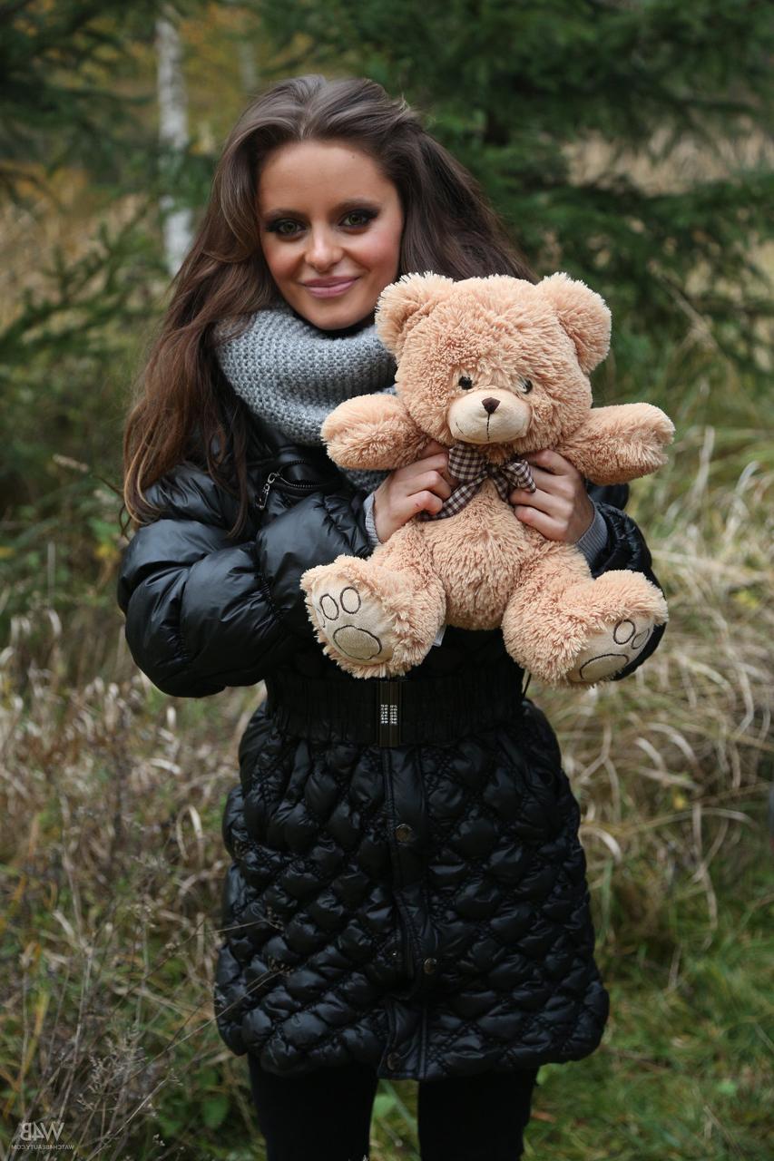 20P Hot glamour model Dana Harem strips & poses during a fall photoshoot in nature